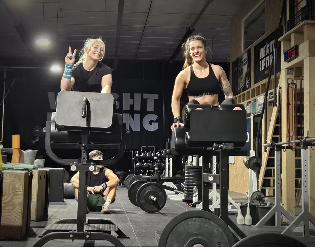 Gute Laune nach dem Training an den Geräten