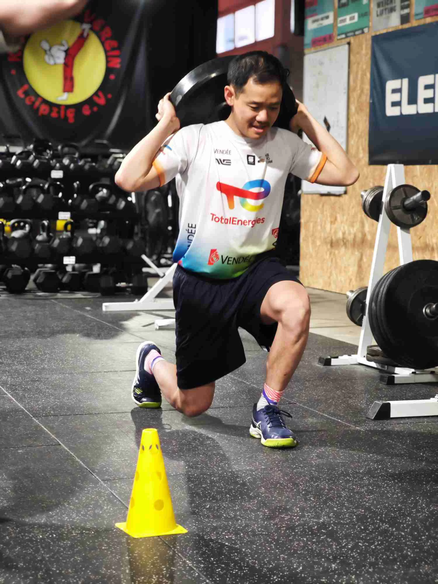 Ausfallschritt mit Hantelscheibe im Athletiktraining