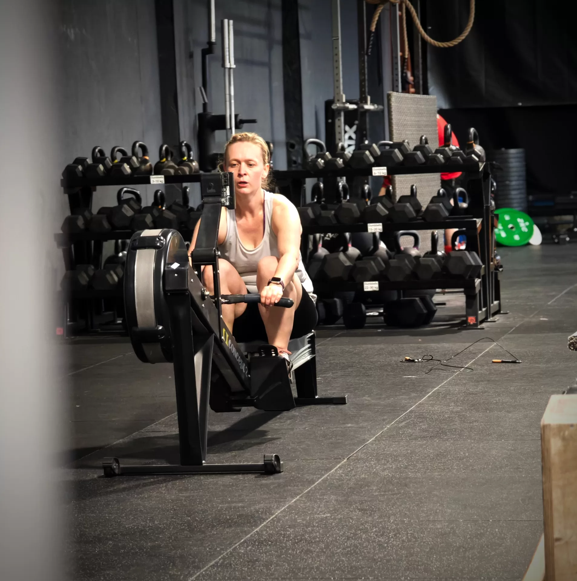 Rudern am Ergometer im Ausdauerteil des Workouts