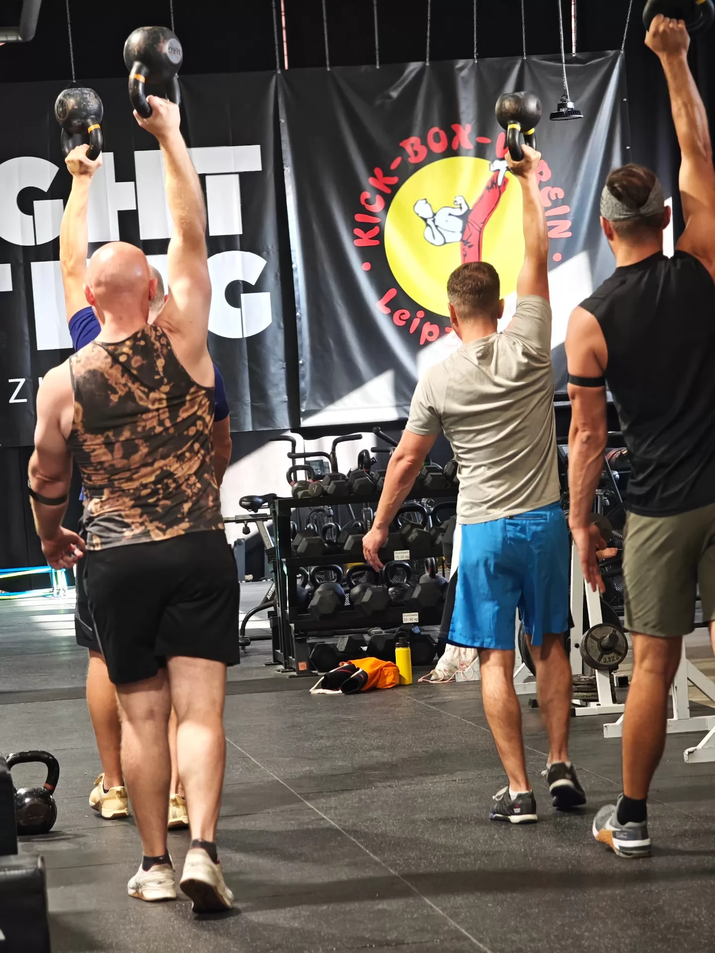 Kettlebell-Training in der Gruppe, Gewichte über Kopf