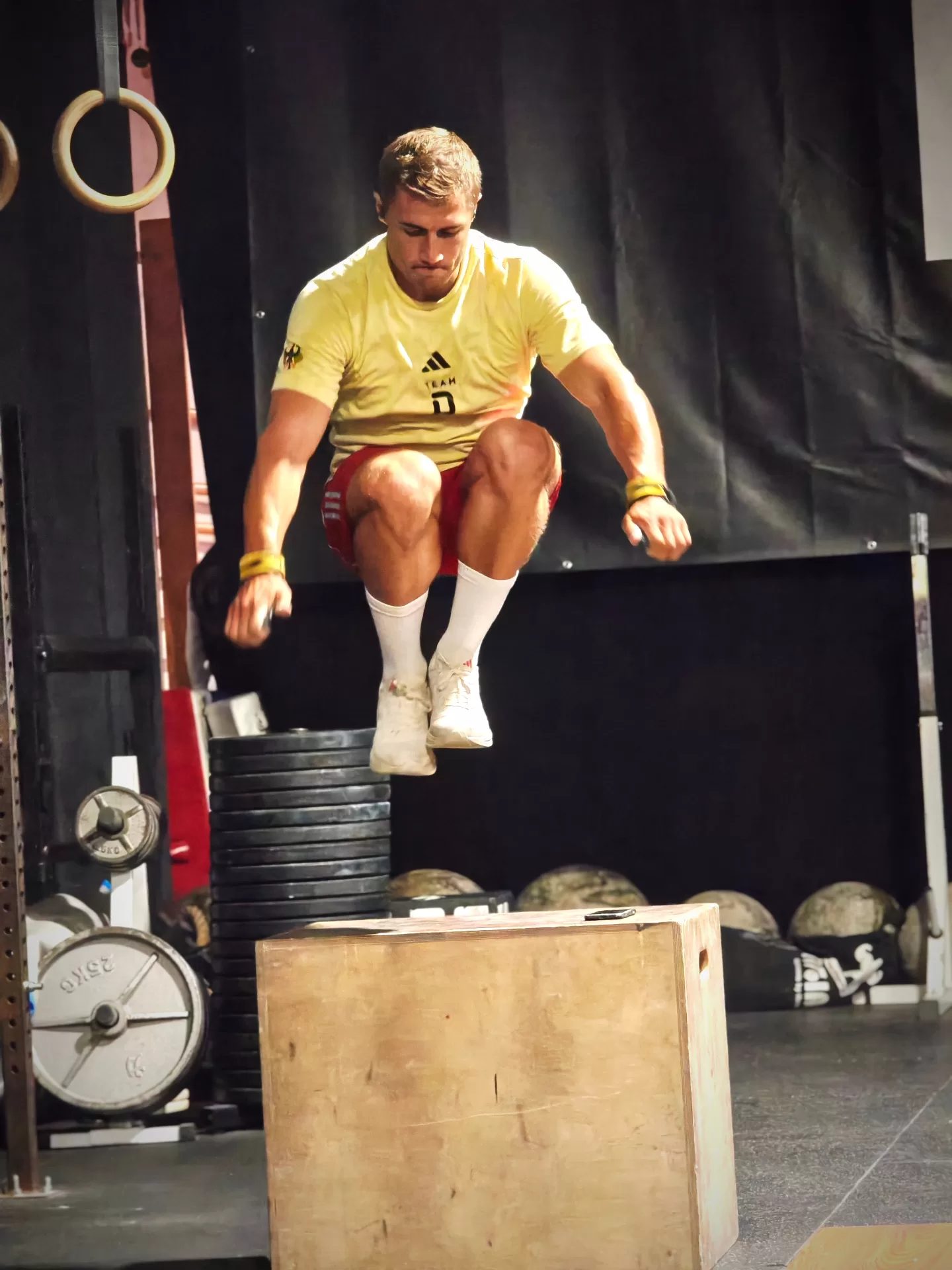 Box Jump auf die Holzbox im Athletiktraining