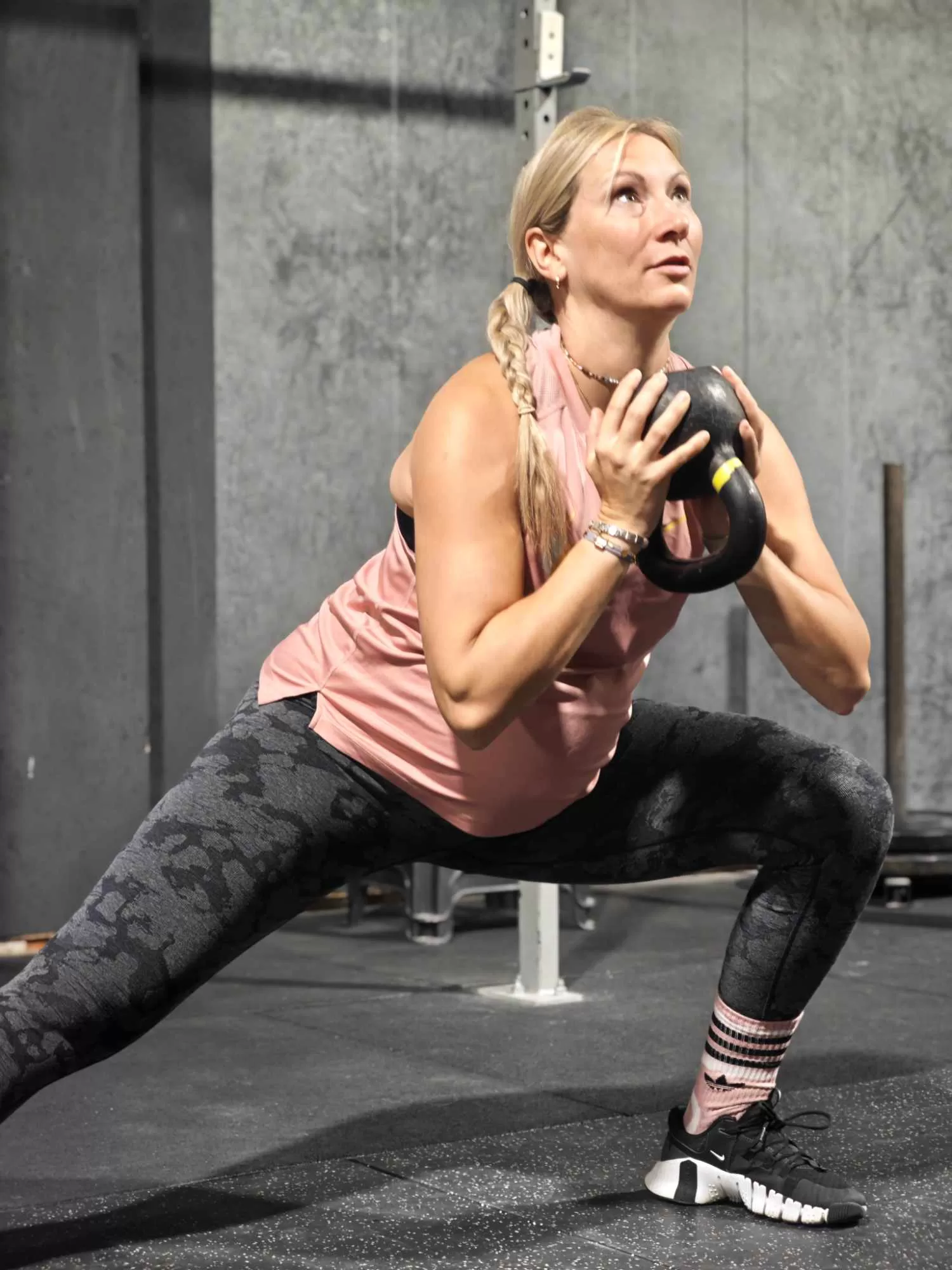 Ausfallschritt mit Kettlebell vor der Brust im Krafttraining