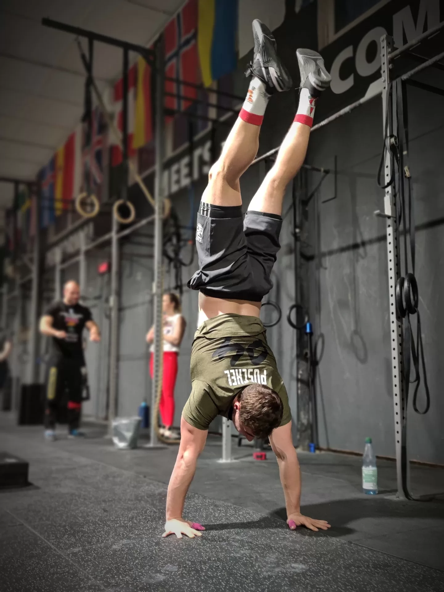 Freier Handstand auf der Trainingsfläche im Turntraining