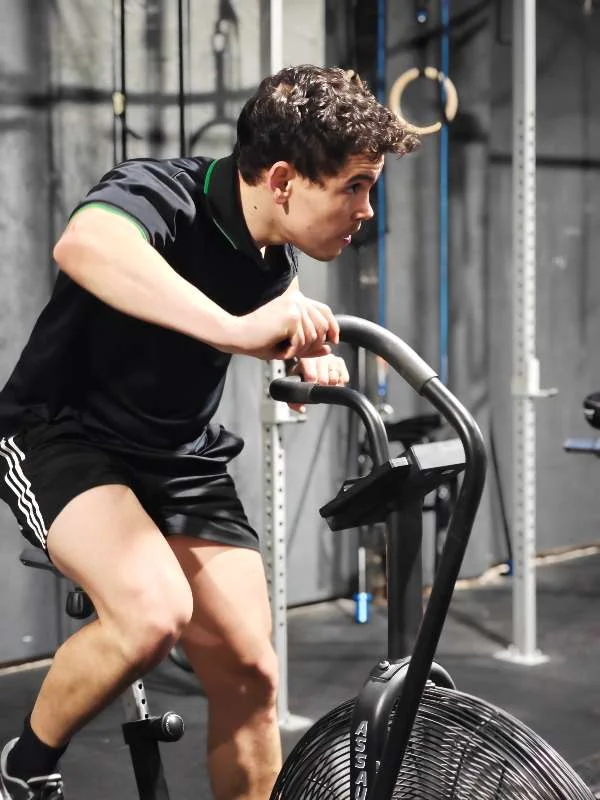 Sprint auf dem AirBike im Konditionsteil des Workouts