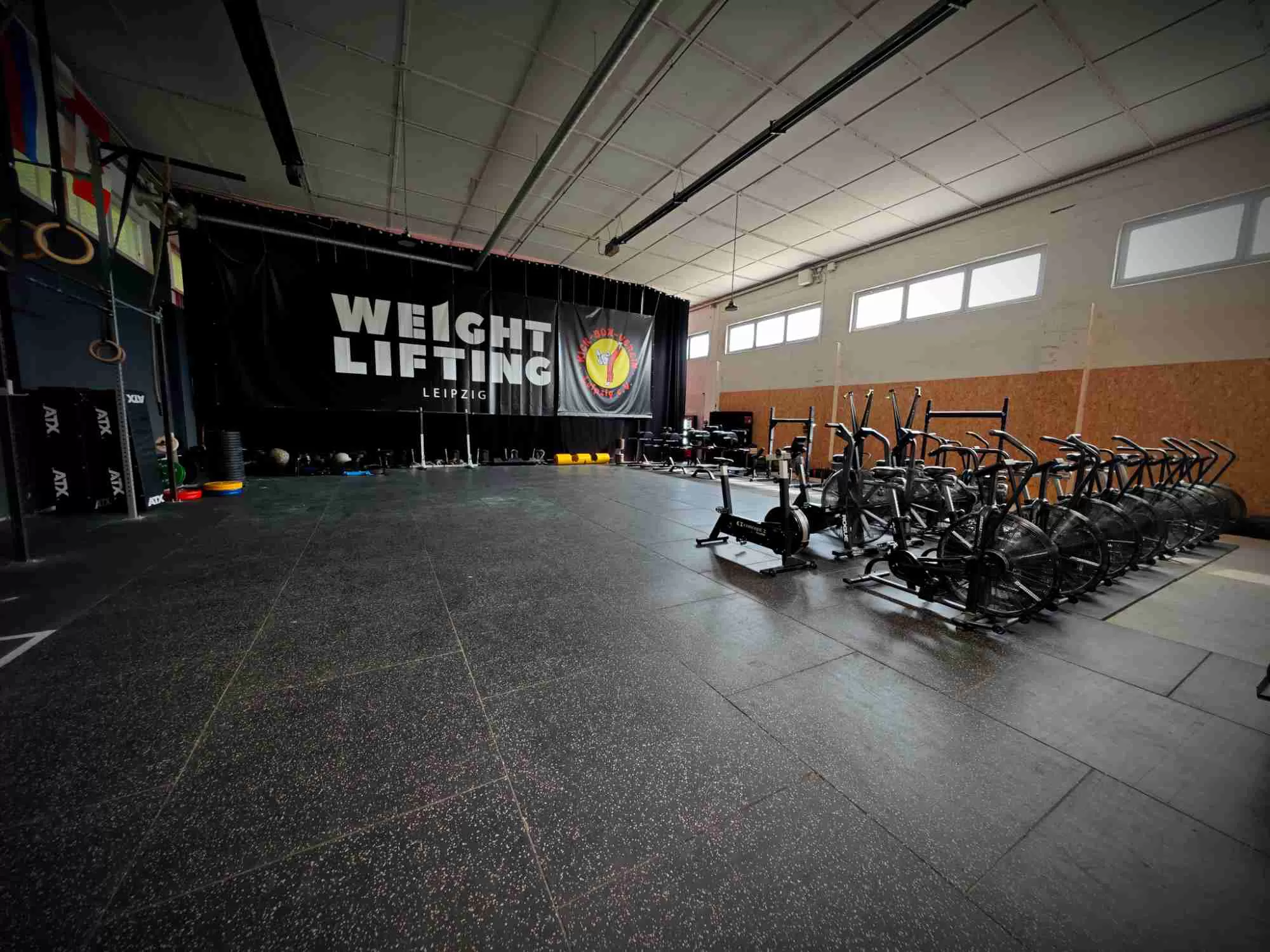 Weightlifting-Leipzig-Banner über den AirBikes