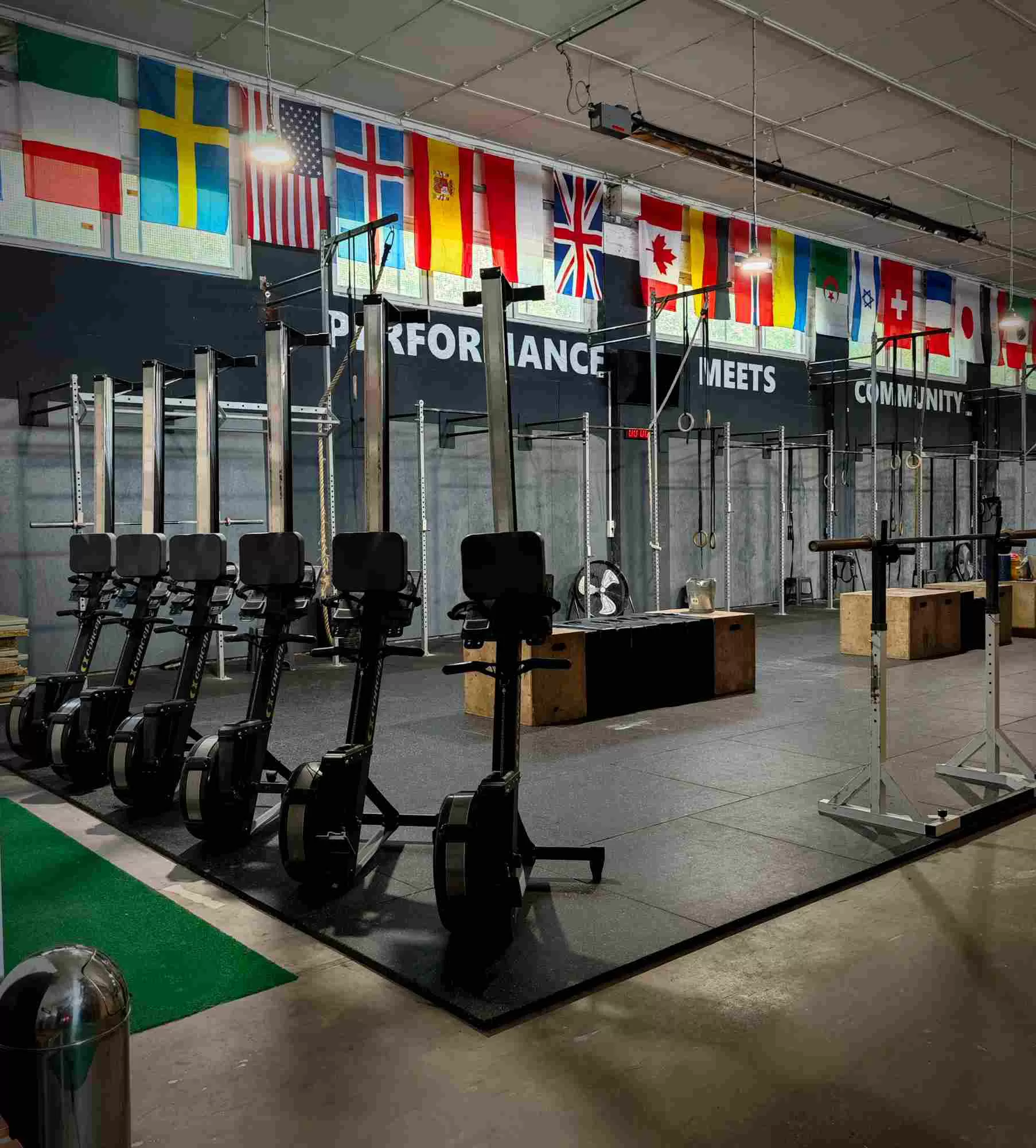 Trainingsfläche mit Ruderergometern und Rig in der Hafenstraße