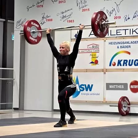 Carolin Geuther beim Ausstoßen im Wettkampf