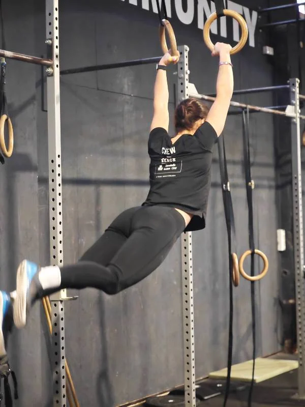 Kipping an den Ringen im Turnteil des Workouts