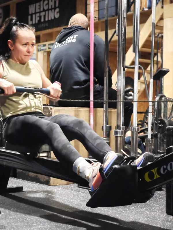 Konzentrierter Zug am Ruderergometer während des Workouts